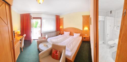 a hotel room with a bed and a bathroom at Bauernhofpension Hof Dödesberg in Bad Berleburg