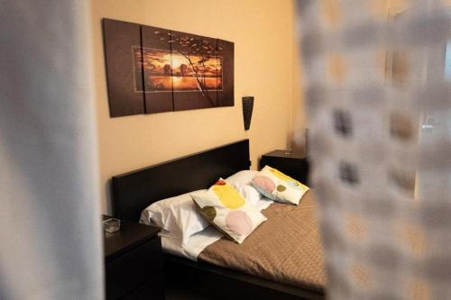 1 dormitorio con 1 cama con 2 almohadas en ALTROVE b&b en Acquaviva delle Fonti