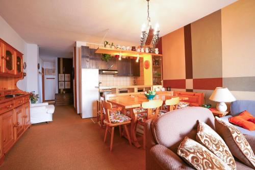 a kitchen and living room with a table and a dining room at IMMOBIRENT - Trilocale a 50 metri dalle Piste Sci in Case Arfel