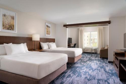 Habitación de hotel con 2 camas y escritorio en Fairfield Inn & Suites by Marriott Akron Fairlawn, en Montrose