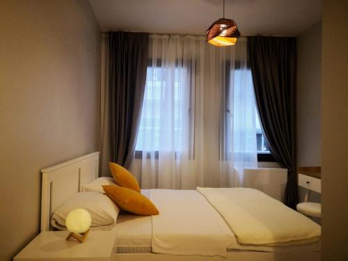 sypialnia z łóżkiem z żółtymi poduszkami i oknem w obiekcie Gafa Garden Hostel & Apartments - Great Location w Stambule