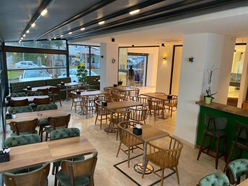 un restaurante con mesas y sillas en una habitación en NK Hotel, en Izmir