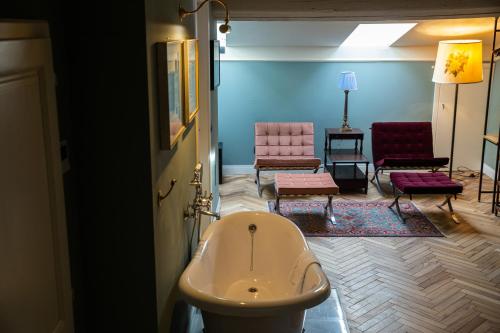 - une salle de bains avec 2 chaises et une baignoire dans la chambre dans l'établissement Stella d'Italia, à Florence