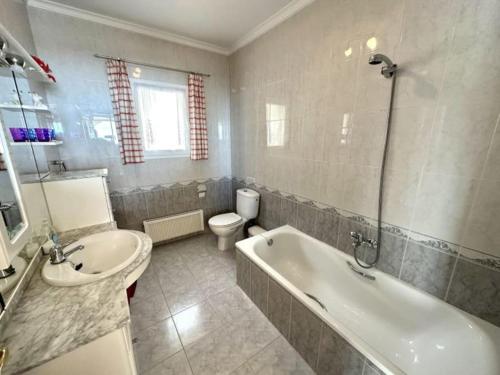 Ένα μπάνιο στο Two Bedroom apartment with breath-taking views