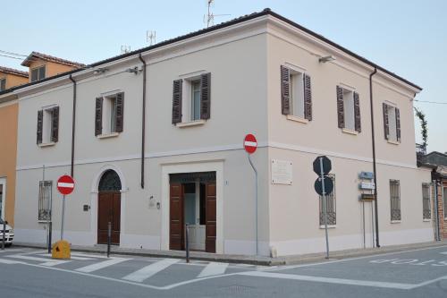 a white building on the corner of a street at DOMUS AQUENIGRE in Acquanegra sul Chiese