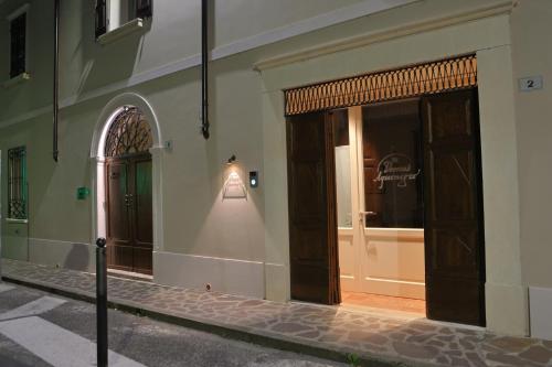 a building with two doors and a window at DOMUS AQUENIGRE in Acquanegra sul Chiese