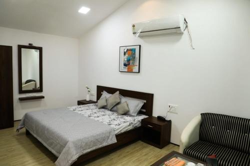 アリバグにあるYogi's Retreatのベッドルーム1室(ベッド1台、壁にエアコン付)