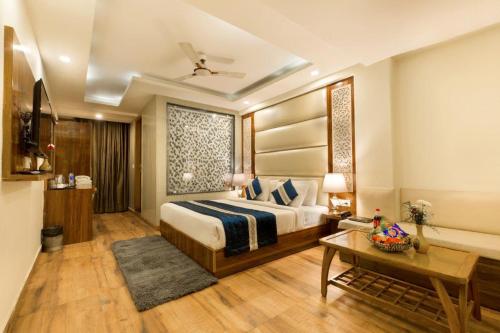 Habitación de hotel con cama y mesa en OPO Hotel Viva Palace, en Nueva Delhi