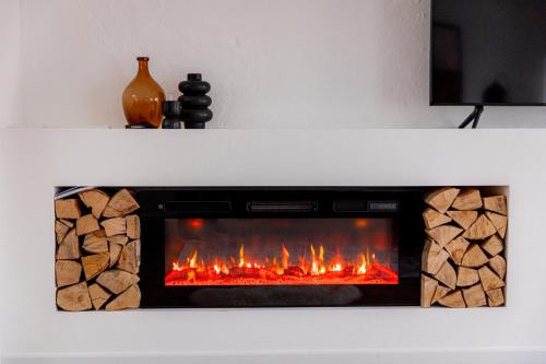 a fireplace with a fire in it at Highlight am Stadtplatz Mühldorf - C4S COME4STAY - 2 Zimmer Wohnung I bis zu 5 Gäste in Mühldorf