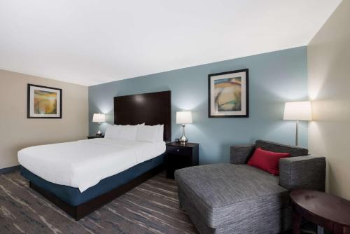 una camera d'albergo con letto e divano di Hampton Inn Marshall a Marshall
