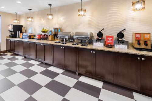 a kitchen with a counter and a checkered floor at Hampton Inn & Suites Valley Forge/Oaks in Phoenixville