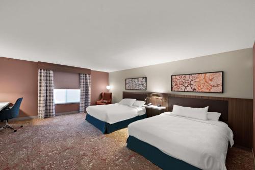 מיטה או מיטות בחדר ב-Hilton Garden Inn Omaha East/Council Bluffs