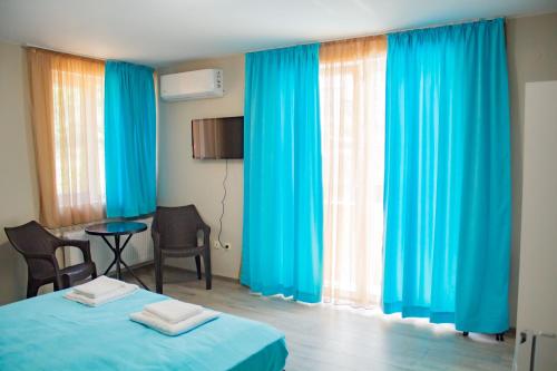 Μια τηλεόραση ή/και κέντρο ψυχαγωγίας στο Guesthouse The Rock