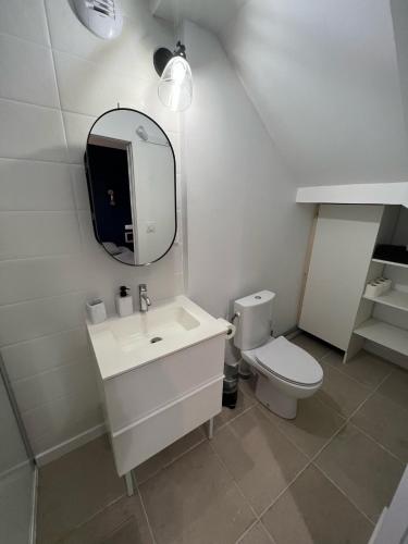 ein weißes Badezimmer mit Waschbecken und Toilette in der Unterkunft Studio 1 - Mi-Côte - Studio à Orvault in Orvault