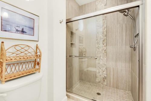 La salle de bains est pourvue d'une douche avec une porte en verre. dans l'établissement Portside Villas unit 17 - Beach Life, à Pensacola Beach
