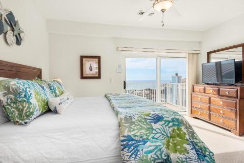 - une chambre avec un lit, une télévision et un balcon dans l'établissement Portside Villas unit 17 - Beach Life, à Pensacola Beach