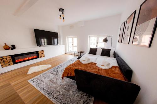 a bedroom with a bed and a fireplace at Highlight am Stadtplatz Mühldorf - C4S COME4STAY - 2 Zimmer Wohnung I bis zu 5 Gäste in Mühldorf