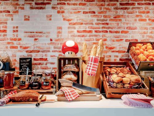 una mesa con diferentes tipos de pan y repostería en ibis Styles Lyon Bron Eurexpo, en Bron