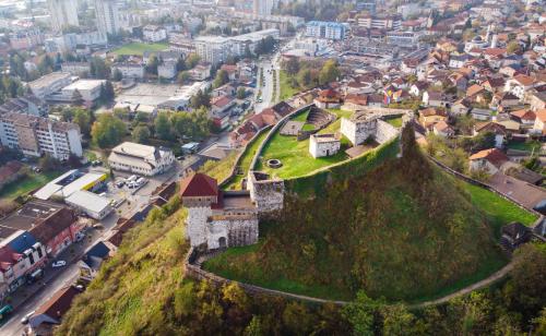 un viejo castillo en una colina en una ciudad en stari grad, en Doboj