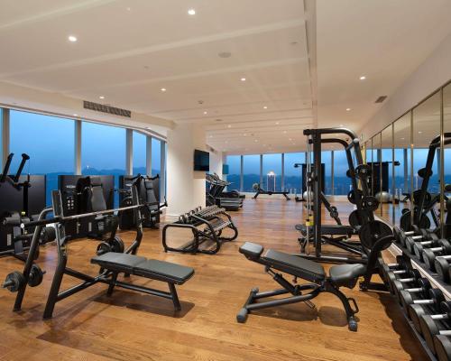 Fitness centrum a/nebo fitness zařízení v ubytování The Lixury Hotel, in The Unbound Collection by Hyatt - Liberation Square