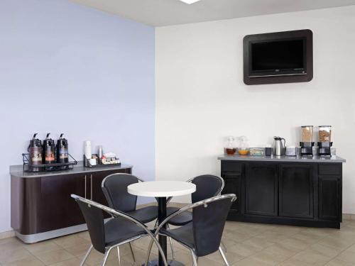 Camera con tavolo, sedie e TV di Super 8 by Wyndham Dunnigan a Dunnigan