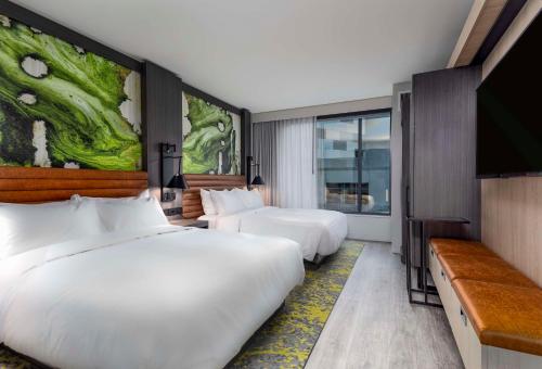 um quarto de hotel com duas camas e um quadro na parede em Hyatt Centric Charlotte SouthPark em Charlotte