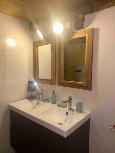 une salle de bain avec un lavabo blanc et un miroir dans l'établissement Appartement 5 personnes-1 chambre- Longefoy-Montalbert - La plagne, à Aime La Plagne