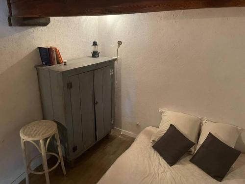 1 dormitorio con 1 cama, armario y taburete en Appartement 5 personnes-1 chambre- Longefoy-Montalbert - La plagne, en Aime La Plagne