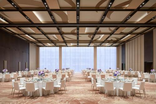 廣州的住宿－广州增城凯悦酒店，一个带桌椅的大型宴会厅
