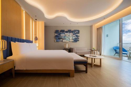 Postel nebo postele na pokoji v ubytování Hyatt Regency Hainan Ocean Paradise Resort