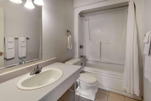 Koupelna v ubytování Travelodge by Wyndham Amherst
