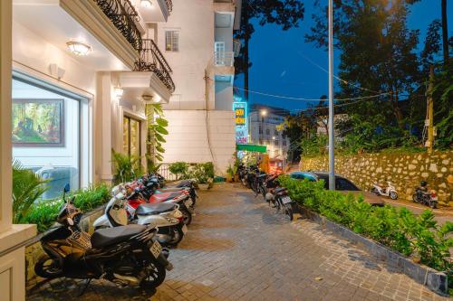 Κήπος έξω από το TTR Moonstone Apart Hotel