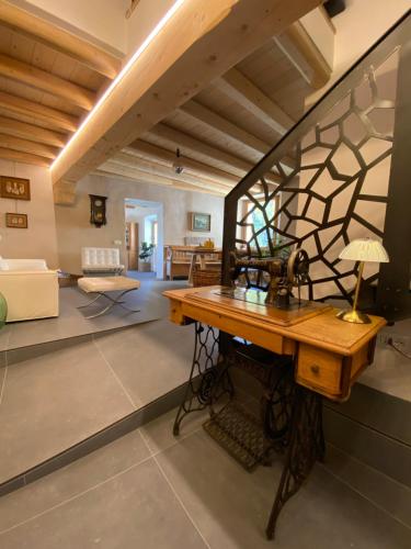 ein Wohnzimmer mit einem Tisch und einem Sofa in der Unterkunft Pedegagia in Vezzano