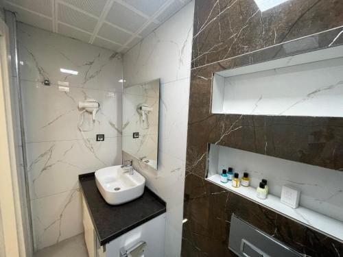 a bathroom with a sink and a mirror at Mitra otel in Diyarbakır