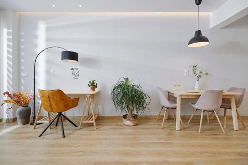 une salle à manger avec une table et des chaises dans l'établissement Orfeas Suite, à Ioannina