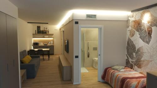 Zimmer mit Sofa und Wohnzimmer in der Unterkunft fragilerooms in Dolo