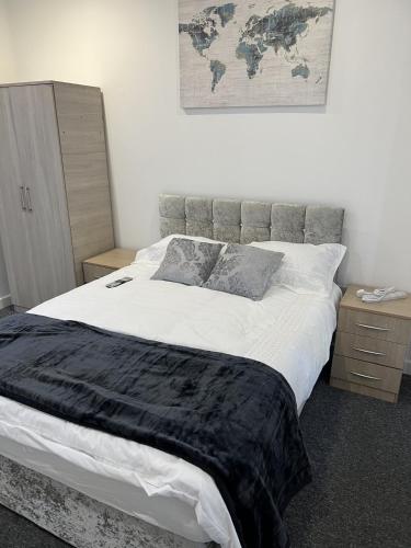 1 dormitorio con 1 cama grande y un mapa en la pared en Room with King Size Bed and Private En suite Bathroom in the Centre en Watford