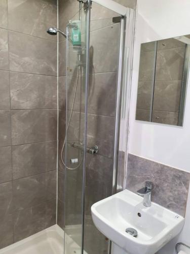 a bathroom with a shower and a sink at Room with King Size Bed and Private En suite Bathroom in the Centre in Watford