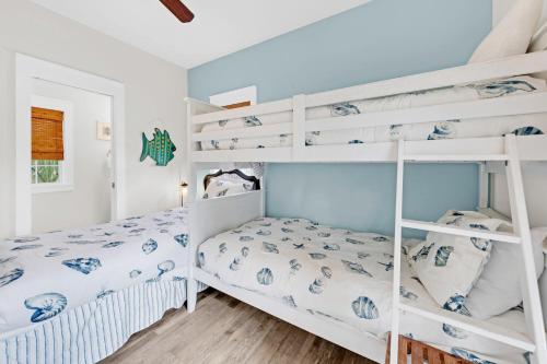 Dormitorio infantil con literas de color azul y blanco en Blue Sky Bungalow 156, en Seagrove Beach