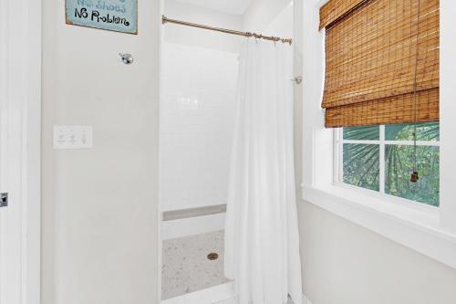 baño con cortina de ducha y ventana en Blue Sky Bungalow 156, en Seagrove Beach