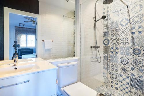 a bathroom with a shower and a toilet and a sink at Espanhouse Magani in Torrevieja