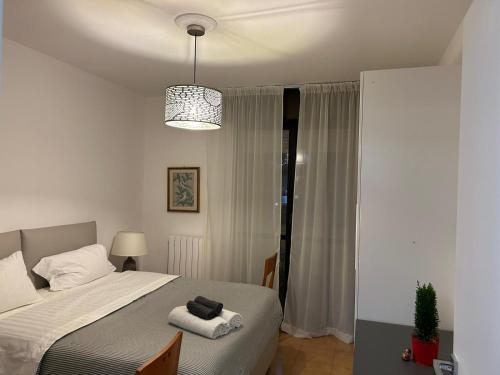 a bedroom with a bed with towels on it at Casa vacanze 1702, con la camera matrimoniale con il bagno privato e un soggiorno comune in Milan