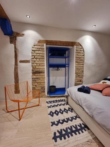 - une chambre avec un lit, une chaise et une fenêtre dans l'établissement Les appartements Hyper centre, à Strasbourg