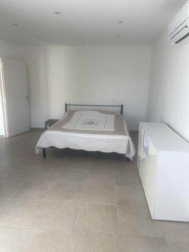 - une chambre blanche avec un lit et une armoire blanche dans l'établissement Havre de paix, à Montaren-et-Saint-Médiers