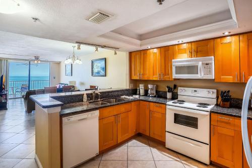 una cucina con lavandino e piano cottura forno superiore di Sand Castle1 804 a Clearwater Beach