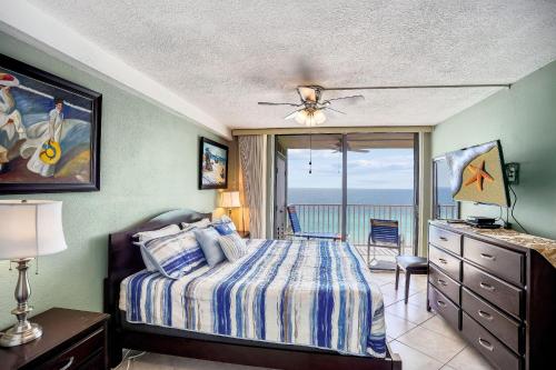 清水海灘的住宿－Sand Castle1 804，一间卧室配有一张床,享有海景