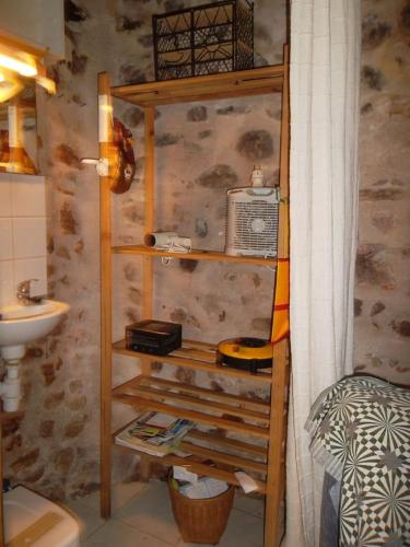 La salle de bains est pourvue d'un lavabo et d'une étagère avec une radio. dans l'établissement gîte écolo Avène, proche Nature et Lerab Ling BILINGUAL IL FAUT lire PLUS BAS sous la rubrique VOTRE HOTE avec photo, à Avène