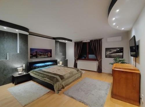 1 dormitorio con 1 cama grande y TV en Bungalow, 