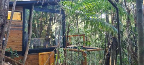 マレシャウ・フロリアノにあるTreeHouse Seu Paraíso nas Montanhasの塀付きのジャングル内の木の家
