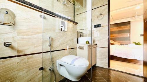 uma casa de banho com WC e um quarto em BluO Studio4 DLF Cybercity - Balcony, Gym TT, Lift em Gurgaon